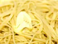 Spaghetti fumanti con un pezzo di burro che si scioglie, un classico piatto di pasta in bianco.
