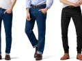 Tre uomini mostrano diversi outfit ufficio jeans: blu scuro, blu medio con risvolto e neri.