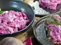 Klassisches Heringssalat Rezept: Cremiger Salat mit Roter Bete, Kartoffeln und Dill auf Brot.