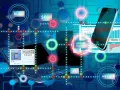 Pubblicità, comunicazione digitale e creatività d'impresa: laptop, smartphone e icone per blog, SEO, social media e sito web su sfondo blu tecnologico.