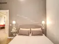 Camere da letto belle con citazione "Live, Laugh, Love" sulla parete. Letto accogliente con cuscini e lampade moderne.