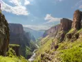 Majestatyczny kanion z rzeką, otoczony stromymi, zielonymi zboczami. To krajobraz z Maseru, zapierający dech w piersiach widok.