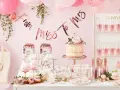 Uroczy wystrój na wieczór panieński: tort, balony, napisy "From Miss To Mrs", torby "Team Bride" i kieliszki z różowym napojem. Idealne pomysły, co robic na panieńskim!