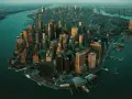 Zachód słońca nad Manhattanem, ta scena ukazuje panoramę drapaczy chmur i rzeki.