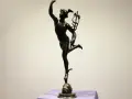 Mercure ailé, le caducée à la main, dans une pose dynamique. Cette sculpture en bronze, inspirée par Jean de Bologne, semble prête à s'envoler.