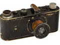 Un vieil appareil photo Leica avec son objectif le plus cher, le Leitz Anastigmat 50mm, témoin d'une époque révolue.