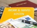 Ein gelbes Buch mit "WORK & TRAVEL KOSTEN" darauf, daneben ein Taschenrechner, Euro-Scheine, ein Stift und ein Reisepass.