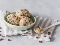 Schüssel mit köstlichem Cookie-Teig ohne Ei und Schokostückchen, bereit für den Ofen. Ein Löffel voll Teig liegt daneben.