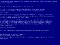 Niebieski ekran śmierci Windows, informujący o błędzie krytycznym i konieczności restartu komputera.