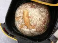 Chleb z airfryer, rumiany i pachnący, gotowy do podania. Idealny na szybkie śniadanie lub dodatek do obiadu.
