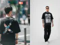 Mężczyzna w czarnej koszulce z grafiką smoka w stylu streetwear. Drugi mężczyzna w czarnej koszulce z napisem i spodniach cargo.