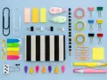 Un surtido vibrante de material de oficina lista para usar: clips, notas adhesivas, cintas, lápices y más, organizados sobre un fondo azul claro.