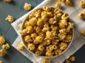 Miseczka karmelowego popcornu, idealna przekąska. Chcesz wiedzieć, jak zrobić popcorn? Oto inspiracja!