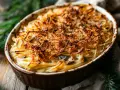 Janssons frestelse recept: en gyllene gratäng med potatis, grädde och ansjovis, perfekt för julbordet.