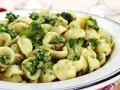Makaron orecchiette z brokułami i chili. Pyszne danie, które świetnie smakuje samo lub z dodatkiem anchois.