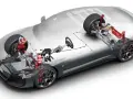 Detailansicht des Fahrwerks und Lenksystems eines Autos, das den Massepunkt des Autos verdeutlicht.