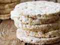 Stosik chrupiących wafli ryżowych, idealnych na dietę. Lekkie i puszyste, stanowią świetną bazę do zdrowych przekąsek.