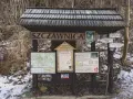 Zimowe Pieniny. Tablica informacyjna w Szczawnicy z mapą szlaków i informacjami o spływach Dunajcem.