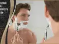 Guía del afeitado: hombre con espuma y maquinilla, buscando la dirección correcta para un rasurado perfecto sin irritación.