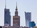Warszawskie drapacze chmur, w tym Pałac Kultury i Nauki, symbolizują dynamiczną budowę miasta.