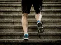 Un homme monte des escaliers, sollicitant ses mollets pour un excellent exercice.