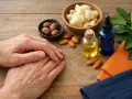 Mains sèches et gercées. Huile d'amande, karité, et une astuce grand-mère pour les cuticules ongles.