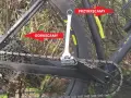 Klucz pokazuje, w którą stronę odkręcamy pedał, a strzałka wskazuje kierunek przykręcania.