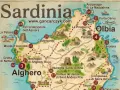 Mapa turystyczna Sardynii, pokazująca gdzie leży ta włoska wyspa, z zaznaczonymi atrakcjami jak Alghero, Olbia i Porto Cervo.