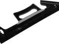Escuadra de carpintero negra con marcas para medir y trazar líneas rectas, ideal para proyectos de pintura en plástico.