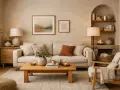 Soggiorno accogliente con divano beige, tavolino in legno e quadri con paesaggi. Perfetti abbinamenti caldi colori pareti soggiorno per un'atmosfera rilassante.