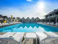 Słoneczny basen z leżakami w holiday park & resort Grzybowo. Opinie o tym miejscu są świetne!