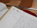 Comment consulter les registres d'état civil sur internet : un livre ancien manuscrit, peut-être un registre d'état civil, avec des écritures calligraphiées.