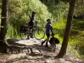 Para rowerzystów odpoczywa nad wodą, ciesząc się pięknem przyrody. To idealne miejsce na odkrywanie ścieżek rowerowych Kielce.