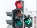 Ampel mit Pfeil nach rechts und ohne. Rot leuchtet, Grün mit Pfeil zeigt Richtung an.