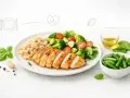 Na talerzu grillowany kurczak, brązowy ryż i sałatka z brokułów, pomidorów i ogórka. Obok miseczka fasolki szparagowej i oliwa. Idealny, lekkostrawny obiad.