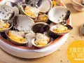 Deliciosos berberechos al vapor, recién cocidos y espolvoreados con perejil fresco. Un bocado del mar.