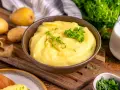 Cremiger Kartoffelbrei, wie ihn Oma macht. Ein einfaches Kartoffelbrei Rezept, das immer gelingt. Mit frischer Petersilie garniert.