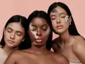 Tre donne con diverse tonalità di pelle, una con un trucco artistico sul viso, evocano la bellezza naturale e l'efficacia del palmitoyl tripeptide-1.