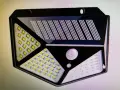 Czarna lampa solarna z wieloma diodami LED i panelem słonecznym. Zastanawiasz się, dlaczego nowa lampa solarna nie świeci? Sprawdź instrukcję.