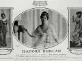 Isadora Duncan, tancerka boso, w trzech odsłonach: w domu, w pozie i w ruchu.