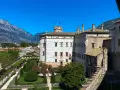 Il Castello del Buonconsiglio, con i suoi giardini curati e le montagne sullo sfondo, sembra custodire antiche leggende.