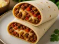 Pyszna tortilla z mięsem mielonym, papryką i ciągnącym się serem. Idealna na szybki posiłek.