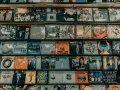 Regale voller Schallplatten, die zeigen, was sind Alben: Musik, Kunst und Erinnerungen.