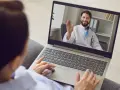 Konsultacja online z lekarzem, który wyjaśnia, jak postępować z seksoholikiem.