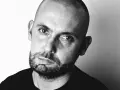 VNM feat Wozzo, zamyślony mężczyzna z zarostem, jakby chciał zostać sam.