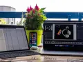 iPad Pro mit Tastatur, iPhone, AirPods und MacBook Pro mit Kopfhörern und Schlüsseln.