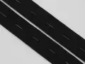 Deux bandes d'élastique noir avec des boutonnières prédécoupées, prêtes à poser pour un ajustement parfait.