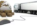 Globalne giełdy transportowe: stosy paczek, globus, ciężarówka i myszka komputerowa symbolizują łatwość zamawiania transportu online.