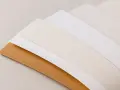 Abanico de diferentes tipos de folio en tonos neutros: marrón, blanco roto y blanco.
