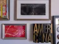 Fajne pomysły na zdjęcia na ścianie: bilety koncertowe, ręcznie pisany tekst, obrazek z napisem "Love" i litery tworzące słowo "AMERICANA".